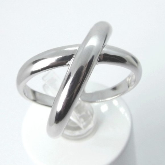 Jewelry - Criss cross modern ring